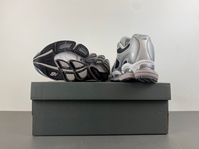 New Ba1an*e Abzorb 2000 Silver Metallic-Faded Black U200030Z