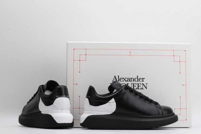 A1exa*der Mcqv*en SNEAKERS