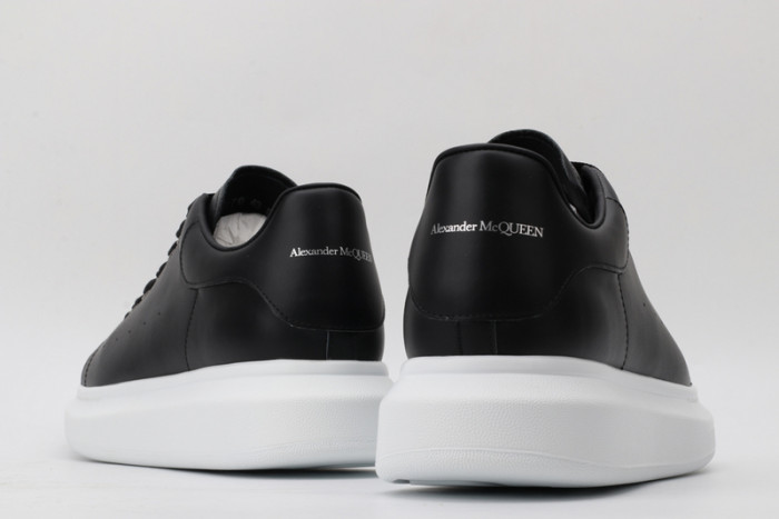 A1exa*der Mcqv*en SNEAKERS