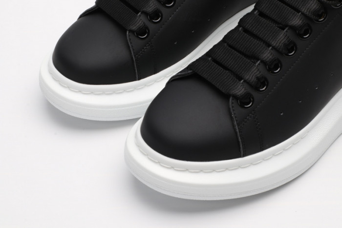 A1exa*der Mcqv*en SNEAKERS