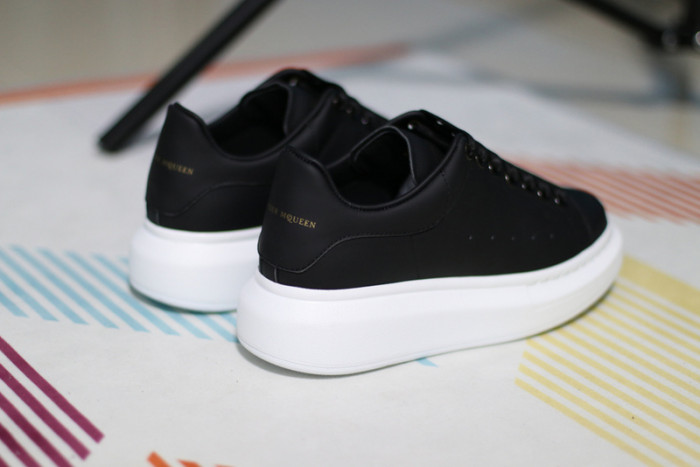 A1exa*der Mcqv*en SNEAKERS