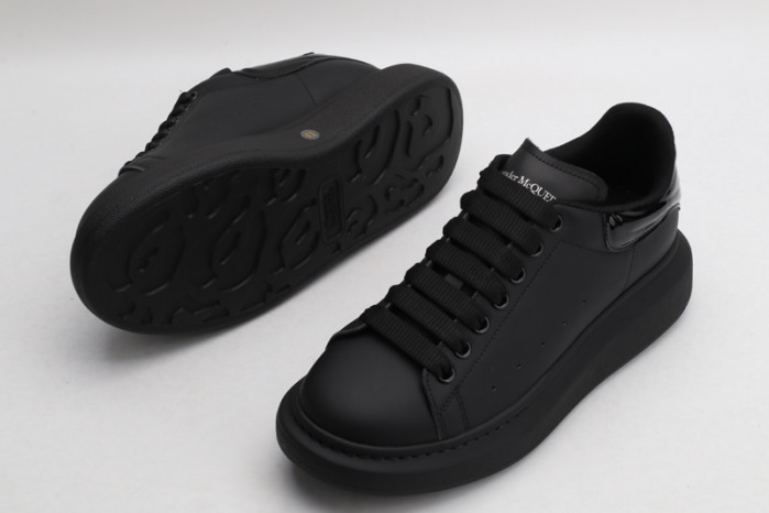 A1exa*der Mcqv*en SNEAKERS