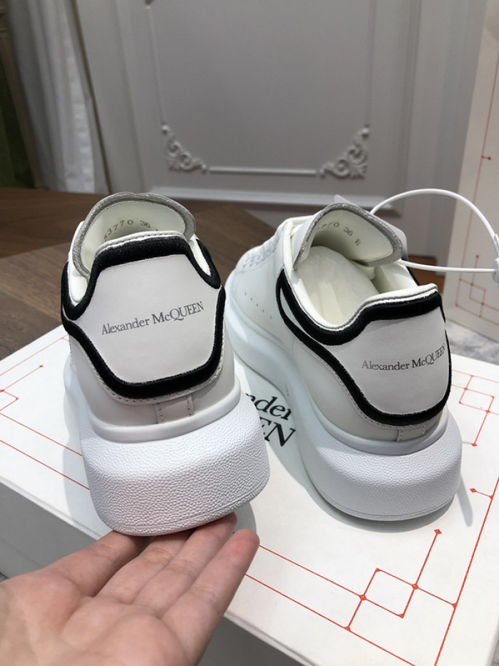 A1exa*der Mcqv*en SNEAKERS